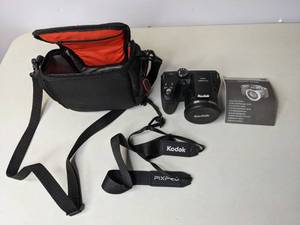 lot 159 image: KODAK PIXPRO AZ401 16 MP Digital Camera with Case & Memory Card