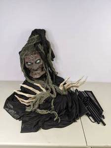 lot 199 image: Haunted Hill Farm Haunted Talking Tree Prop