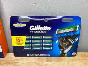 lot 50 image: Brand New Gillette Proglide Razor Blades and Handle