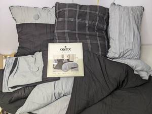 lot 238 image: Onyx House Tillman Enzyme 6 Piece Color Block Comforter Set, Queen