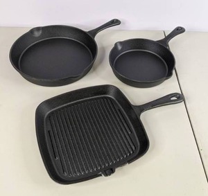 lot 321 image: 3 Piece Pre-Seasoned Cast Iron Cookware Set