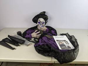 lot 297 image: Haunted Hill Halloween Decor