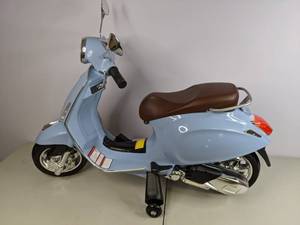 lot 368 image: Vespa Primavera 12V Battery Powered Ride-On, Blue