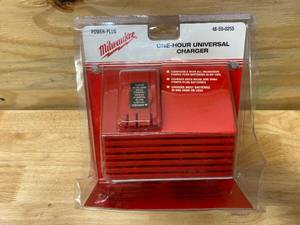 lot 23 image: MILWAUKEE 48-59-0255 MILWAUKEE UNIVERSAL 1 HOUR CHARGER