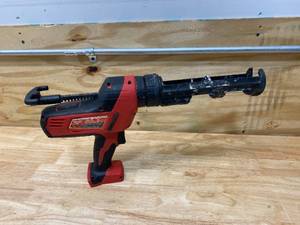 lot 17 image: MILWAUKEE M18 Cordless Caulk and Adhesive Gun (2640-20)