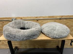 lot 67 image: Pet Bed
