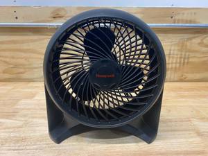 lot 42 image: HONEYWELL TurboForce 11.3 in. H 3 speed Air Circulator Fan