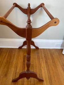 lot 134 image: Wooden Quilt Rack