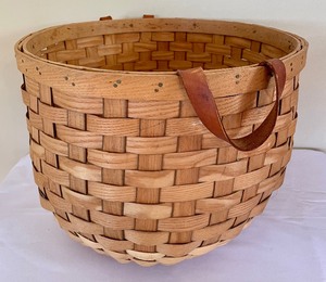 lot 6 image: Large Woven Basket