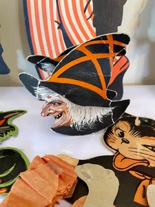 lot 13 image: Vintage Halloween Decor