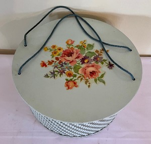 lot 25 image: Vintage Sewing Basket