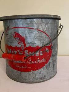 lot 190 image: Vintage Mit-Shel Minnow Bucket with Wood Handle