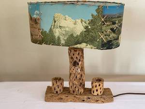 lot 225 image: Vintage Mount Rushmore Themed Table Lamp