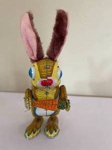 lot 232 image: Vintage Toy Tin Rabbit