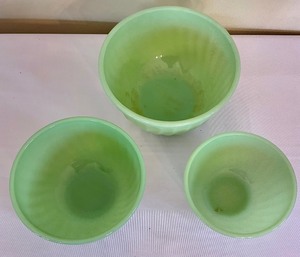 lot 41 image: Three Jadeite - Fire King Nesting Bowls
