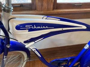 lot 267 image: Schwinn Deluxe 7 Bike (Reproduction)
