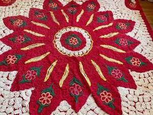 lot 269 image: Beautiful Vintage Chenille Bed Cover