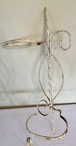lot 47 image: Vintage Metal Decor