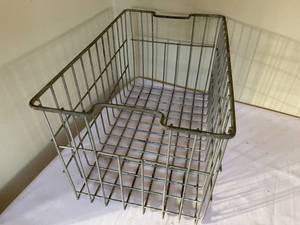 lot 299 image: Vintage Metal Milk Bottle Basket