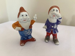 lot 55 image: Vintage Sneezy and Happy Ceramic Figures