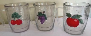 lot 336 image: 5 Fruit Themed Plastic Mugs