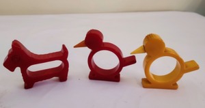 lot 325 image: Vintage Bakelite Napkin Rings and Shakers