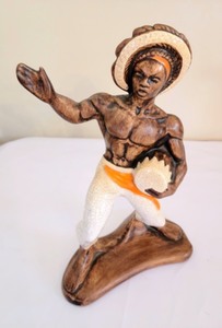 lot 326 image: Porcelain Drummer Statue and Dish