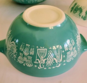 lot 44 image: Pyrex Amish Butterprint Bowls