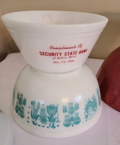 lot 82 image: Assorted Mixing Bowls including a Pyrex Mixing Bowl
