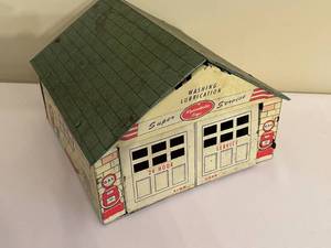 lot 357 image: Vintage Wyandotte Tin Service Station with Metal Truck