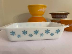 lot 360 image: Six Assorted Pyrex Items
