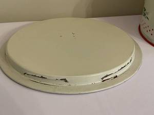 lot 362 image: Vintage Floral Metal Covered Cake Pan