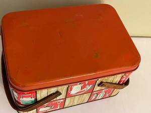 lot 364 image: Vintage Tin Picnic Basket With Wooden Handles