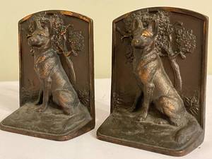 lot 412 image: Vintage Cast Iron German Shepard Themed Bookends