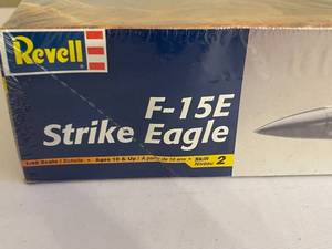 lot 418 image: Revell F-15E Strike Eagle Model Kit