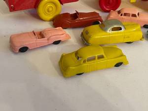 lot 419 image: Vintage Roy Rogers Jeep and Other Vintage Toy Plastic Cars