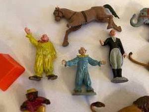 lot 424 image: Collection of Small Vintage Figures