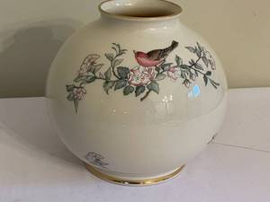 lot 427 image: Vintage Lenox Seranade Vase