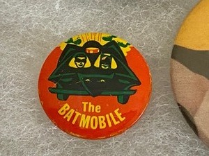 lot 155 image: Vintage Batman Button - Pinback Collection