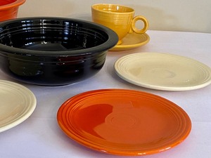lot 319B image: Variety of Fiesta Ware including Bowls, Saucer Plates and one Teacup