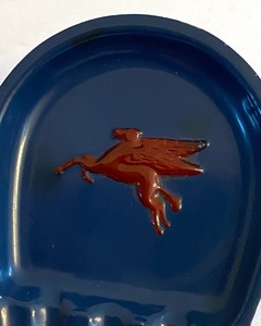 lot 442 image: Vintage Mobil Pegasus Figurine Ashtray