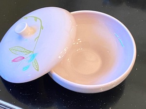 lot 439 image: Russell Wright Iroquois Pattern Covered Dish