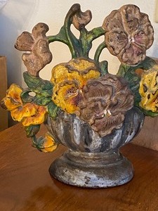 lot 413 image: Vintage Metal Floral Door Stop