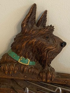 lot 278 image: Vintage Dog Themed Tie Rack