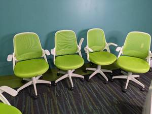 4 Mesh swivel base office chairs wi...