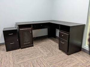 L shaped desk with frosted glass cu...