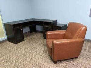L shaped desk with frosted glass cu...
