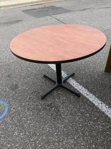 Round table on metal base too is42...
