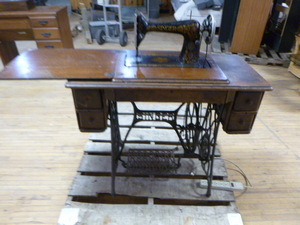 Vintage Singer Sewing Machine in Cabinet