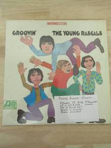 lot 20 image: THE YOUNG RASCALS - GROOVIN - 1967 - VINYL LP